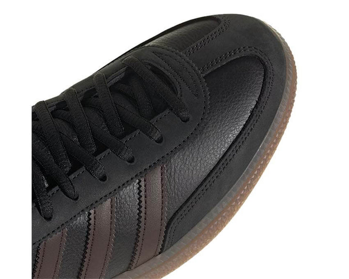 Sports shoes for handball made of dark brown suede