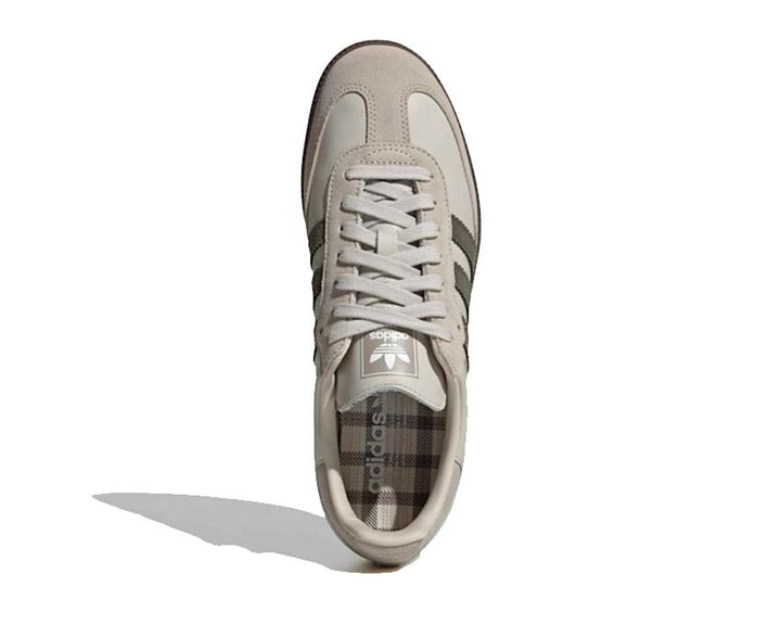 Classic sneakers made of leather and rubber in aluminium colour.