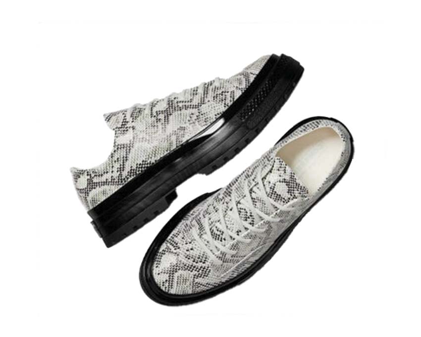 Low shoes in classic style with a snake skin motif