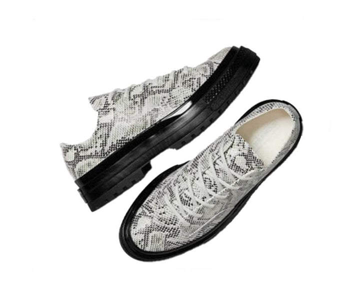 Low shoes in classic style with a snake skin motif