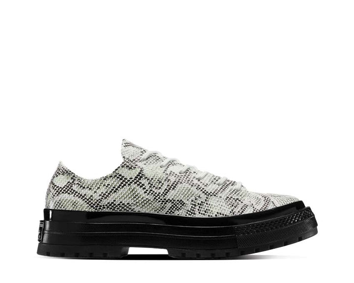 Low shoes in classic style with a snake skin motif