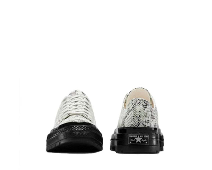 Low shoes in classic style with a snake skin motif