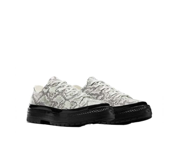 Low shoes in classic style with a snake skin motif