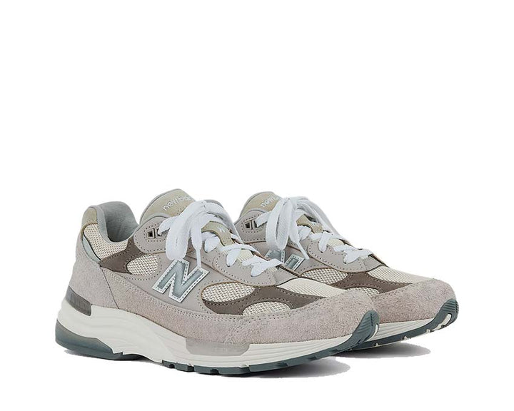 Sports shoes made of leather and fabric, produced in the United States, light grey colour.