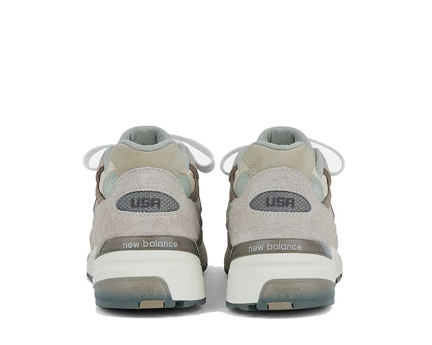 Sports shoes made of leather and fabric, produced in the United States, light grey colour.