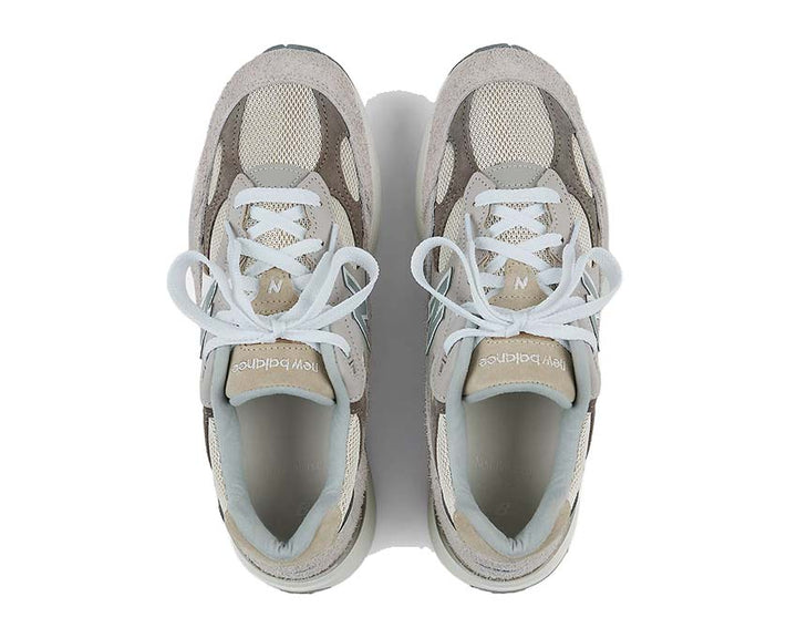 Sports shoes made of leather and fabric, produced in the United States, light grey colour.
