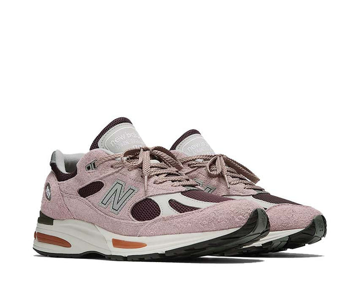 Sports shoes made of leather and textile, produced in the United Kingdom, model 991v2, colour inspired by grape sorbet.