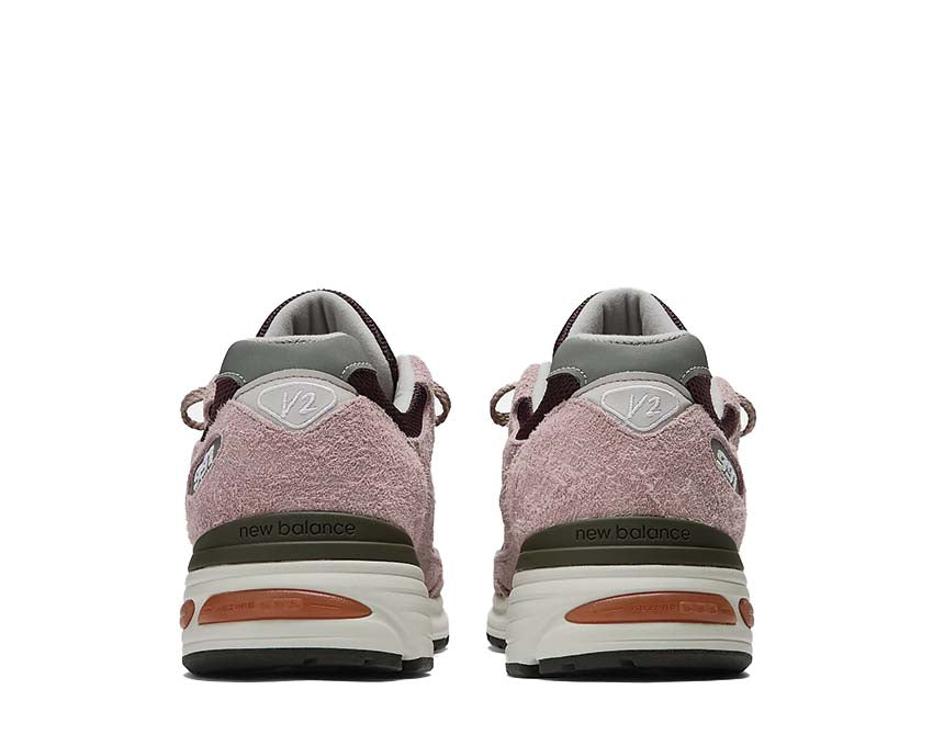 Sports shoes made of leather and textile, produced in the United Kingdom, model 991v2, colour inspired by grape sorbet.