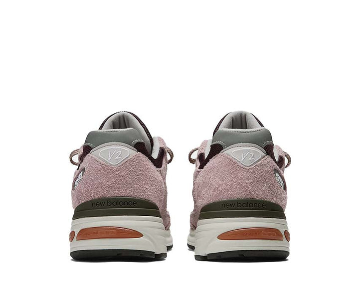 Sports shoes made of leather and textile, produced in the United Kingdom, model 991v2, colour inspired by grape sorbet.