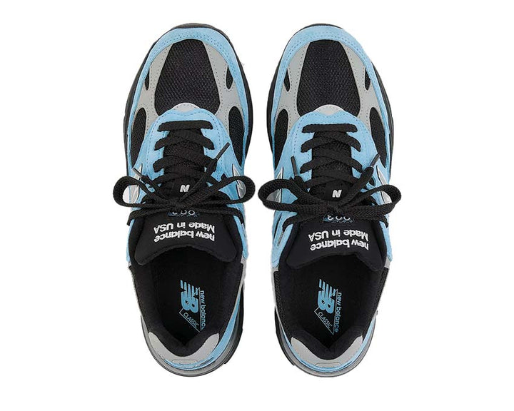 Running shoes made of leather and textile, produced in the United States, navy blue.