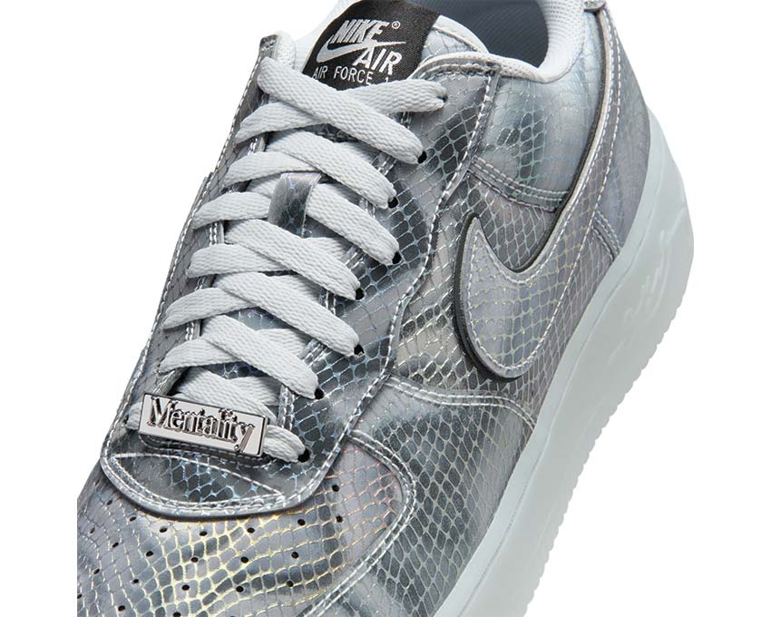 Low leather shoes with a lenticular effect and sporty design.