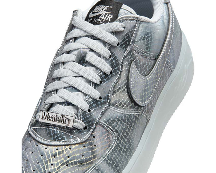 Low leather shoes with a lenticular effect and sporty design.
