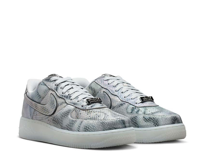 Low leather shoes with a lenticular effect and sporty design.
