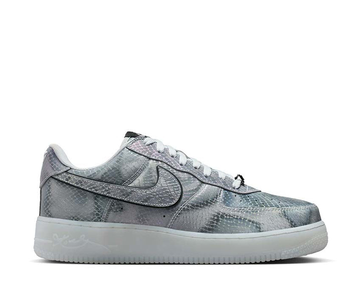 Low leather shoes with a lenticular effect and sporty design.