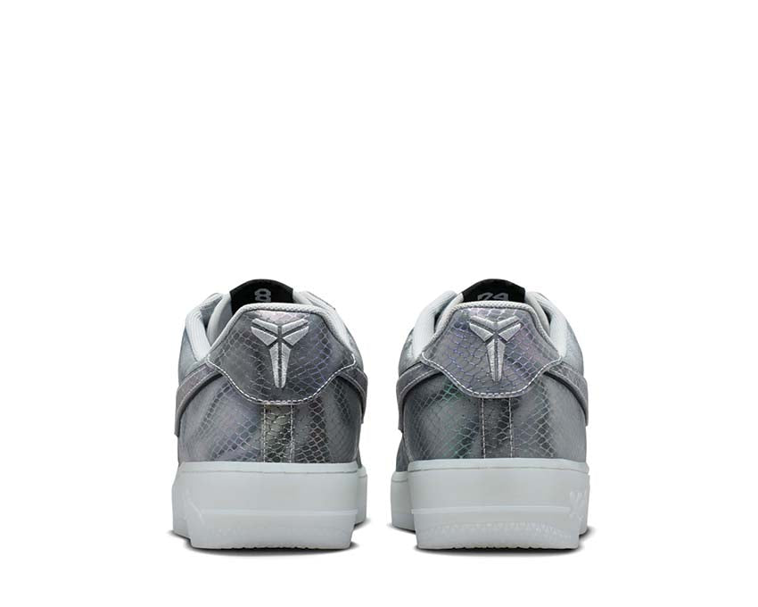 Low leather shoes with a lenticular effect and sporty design.