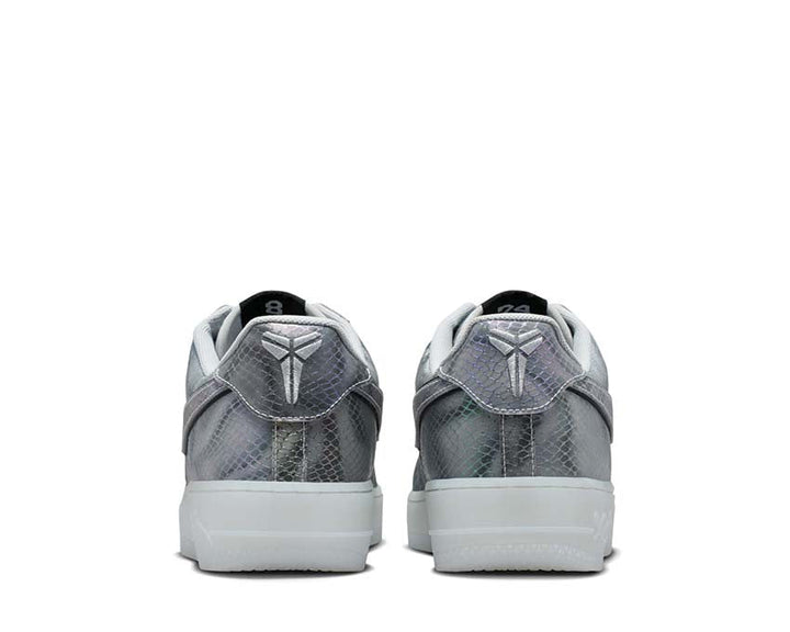 Low leather shoes with a lenticular effect and sporty design.