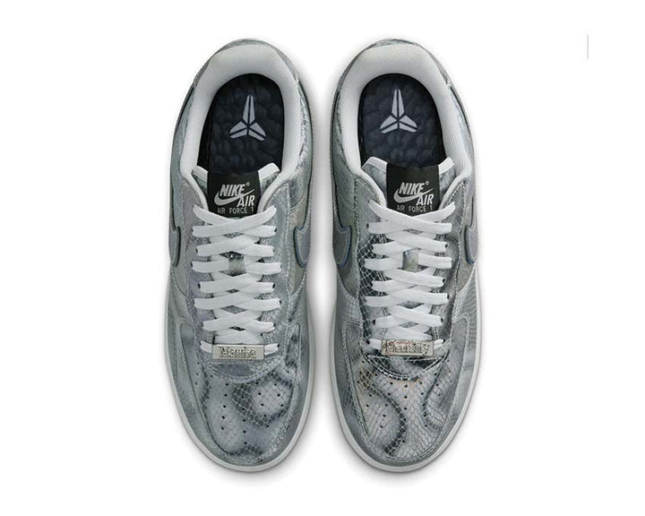 Low leather shoes with a lenticular effect and sporty design.