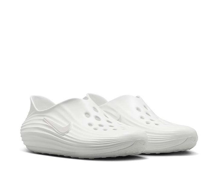 Sneakers with reactive cushioning and elegant design in a light colour.