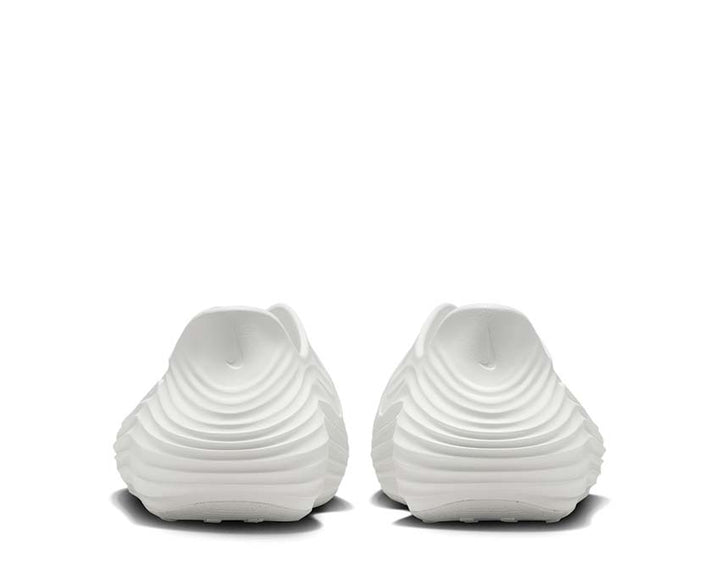 Sneakers with reactive cushioning and elegant design in a light colour.