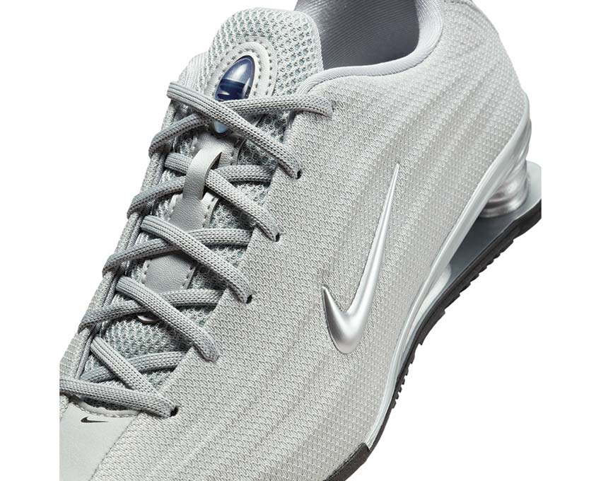 Sports shoes with cushioning in columns, silver colour.