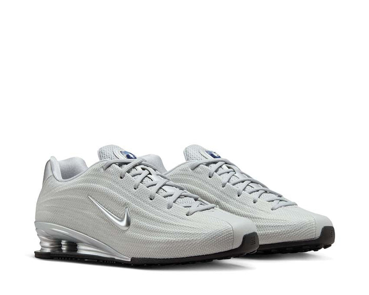 Sports shoes with cushioning in columns, silver colour.