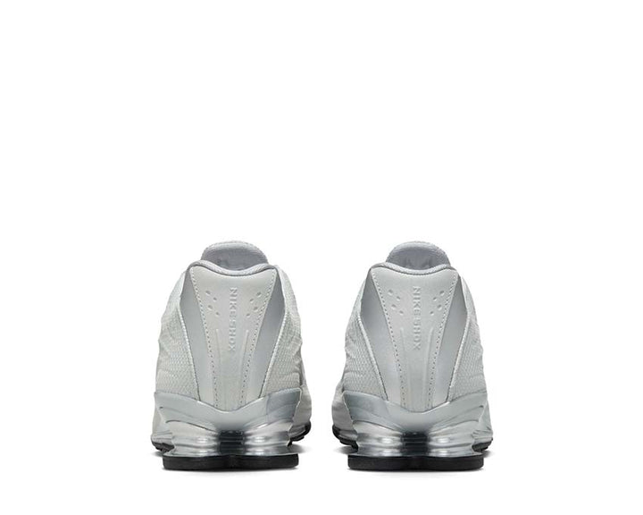 Sports shoes with cushioning in columns, silver colour.