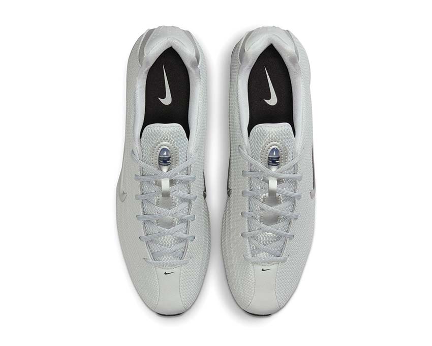 Sports shoes with cushioning in columns, silver colour.
