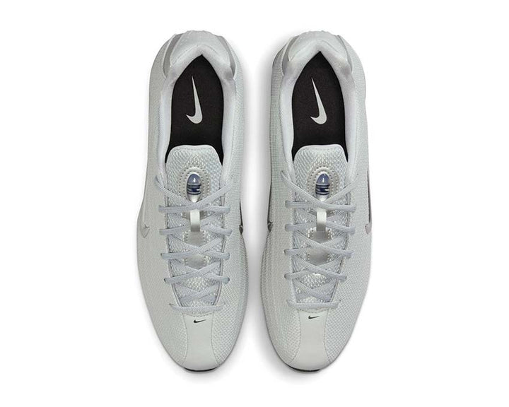 Sports shoes with cushioning in columns, silver colour.