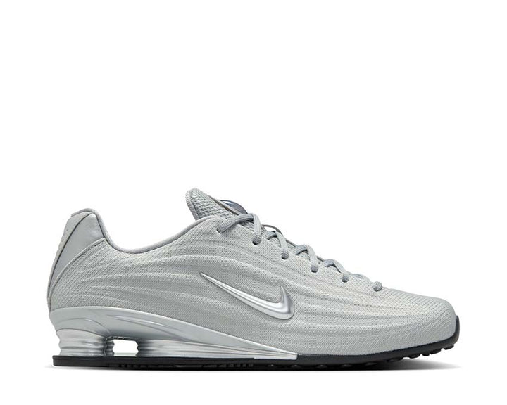 Sports shoes with cushioning in columns, silver colour.
