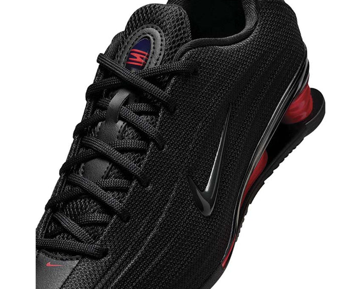 Black cushioned men's sports shoes