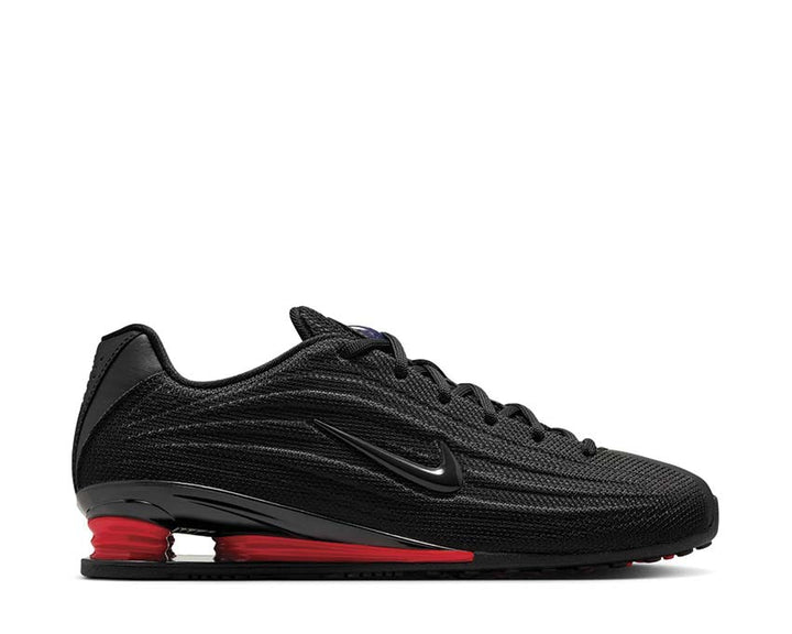 Black cushioned men's sports shoes