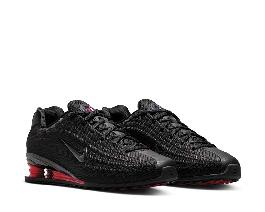 Black cushioned men's sports shoes