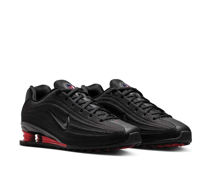 Black cushioned men's sports shoes