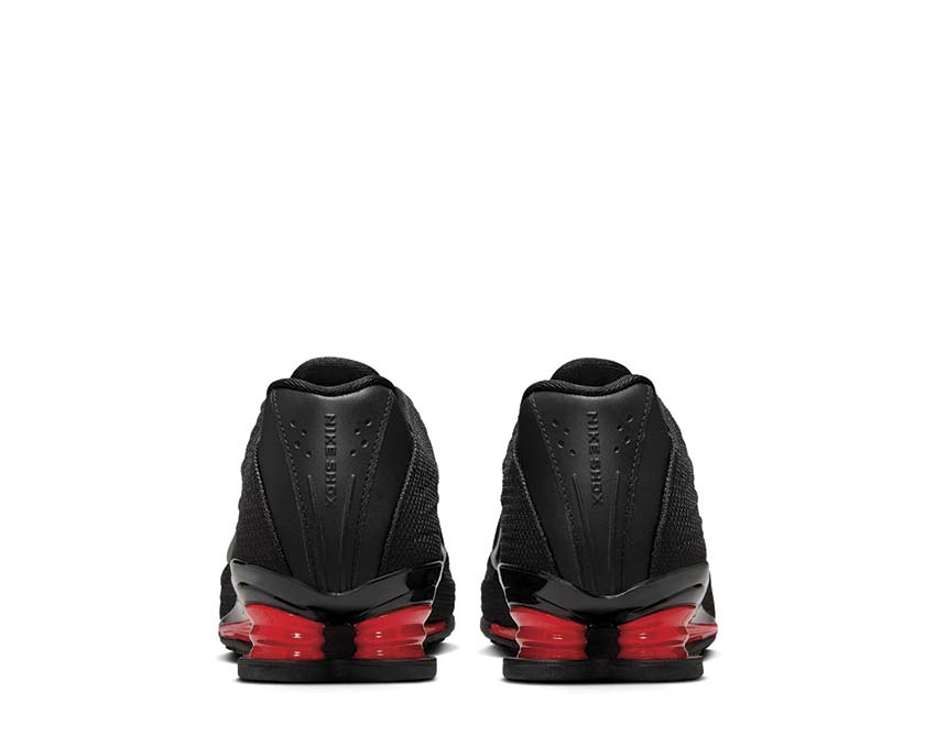 Black cushioned men's sports shoes