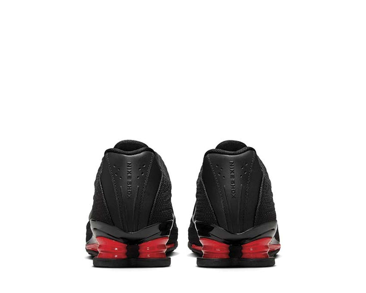 Black cushioned men's sports shoes