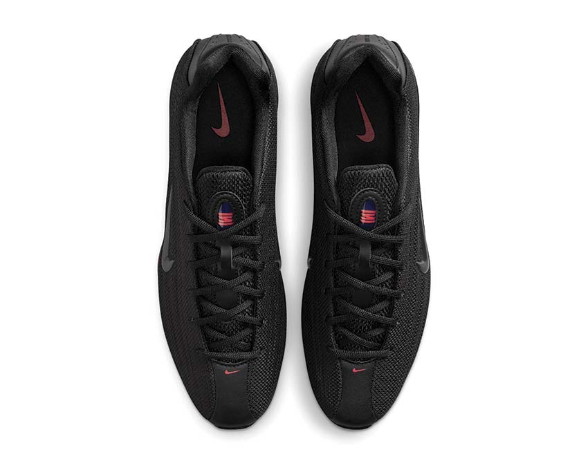 Black cushioned men's sports shoes