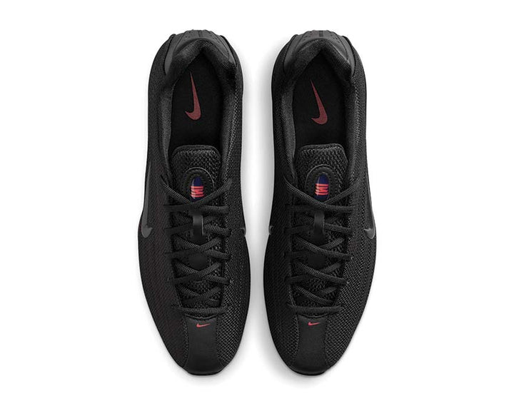 Black cushioned men's sports shoes