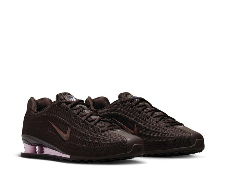 Sporty shoes with spring cushioning, in velvety brown.