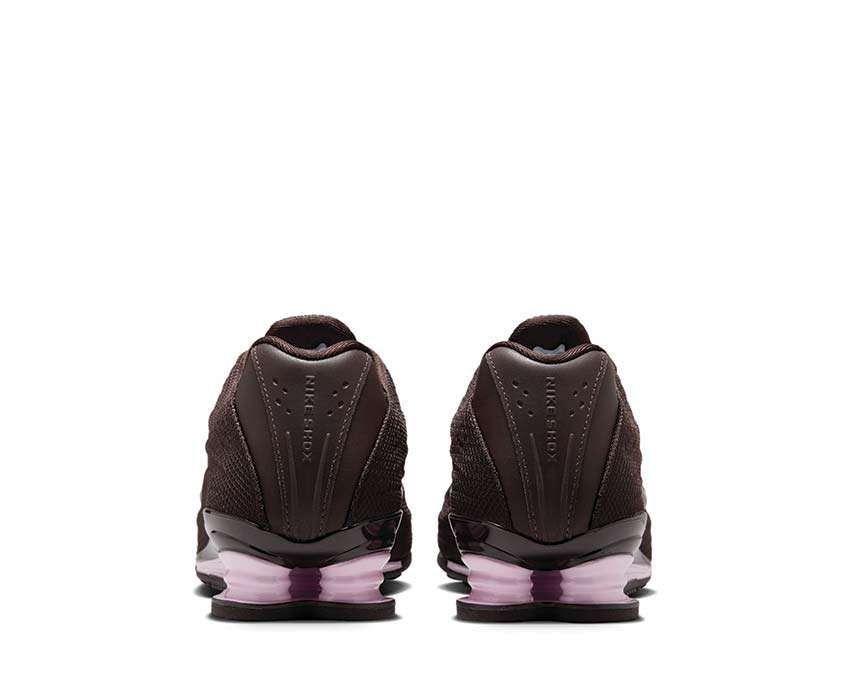 Sporty shoes with spring cushioning, in velvety brown.