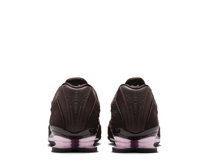 Sporty shoes with spring cushioning, in velvety brown.