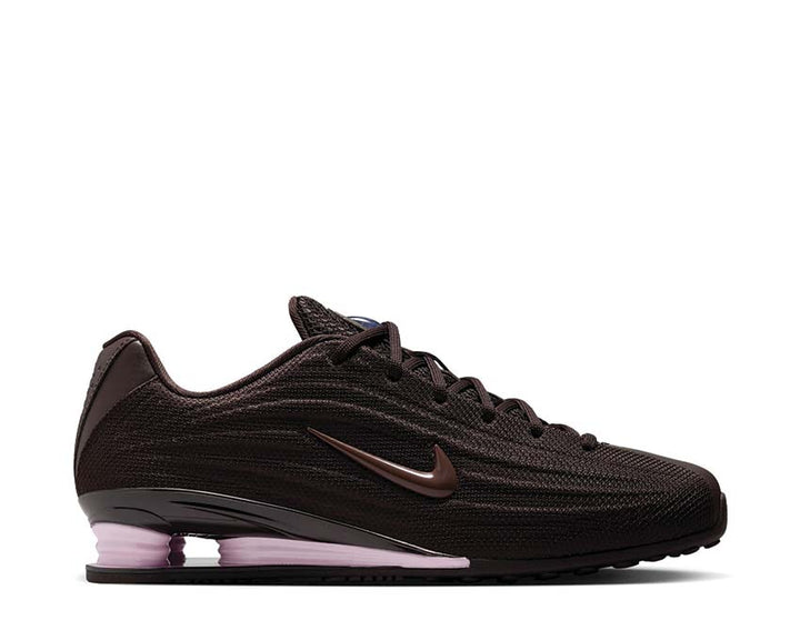 Sporty shoes with spring cushioning, in velvety brown.