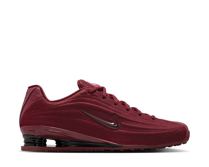 Sports shoes with spring cushioning, dark red colour