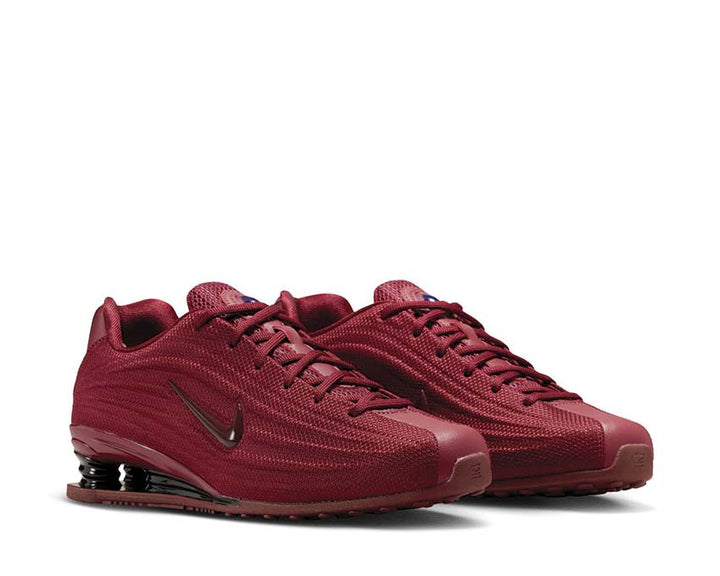 Sports shoes with spring cushioning, dark red colour