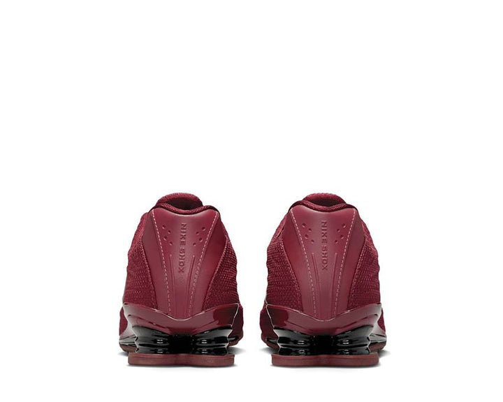 Sports shoes with spring cushioning, dark red colour