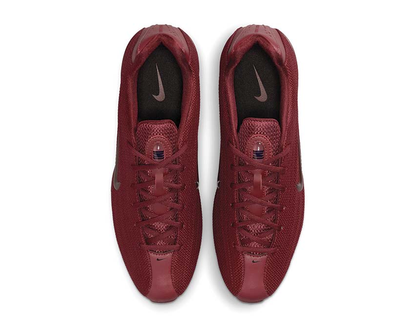 Sports shoes with spring cushioning, dark red colour