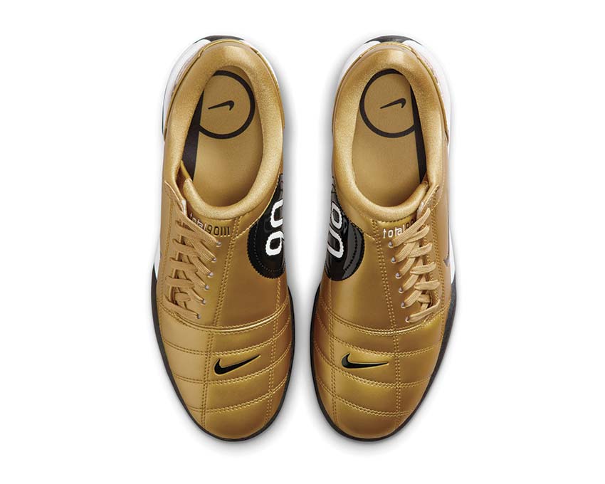 Football boots made of synthetic leather in metallic gold.